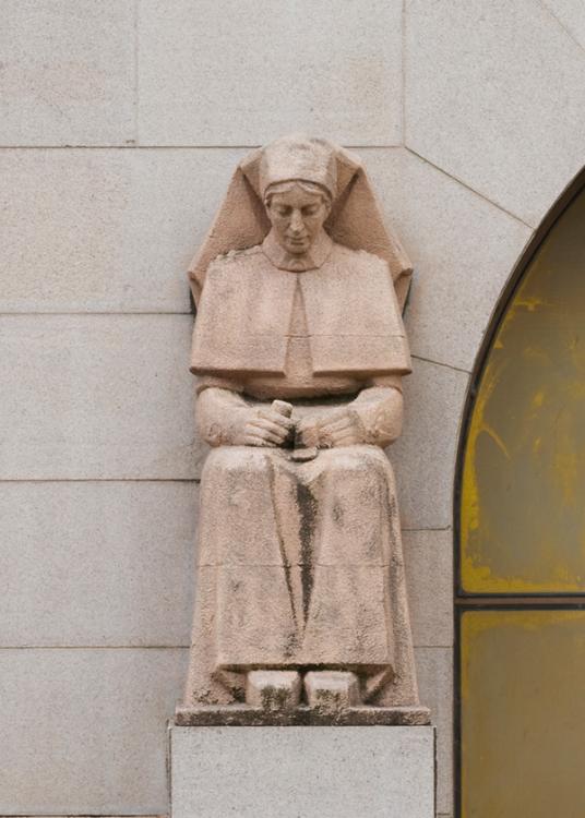 Photograph of the Nurse buttress sculpture on the Memorial's facade