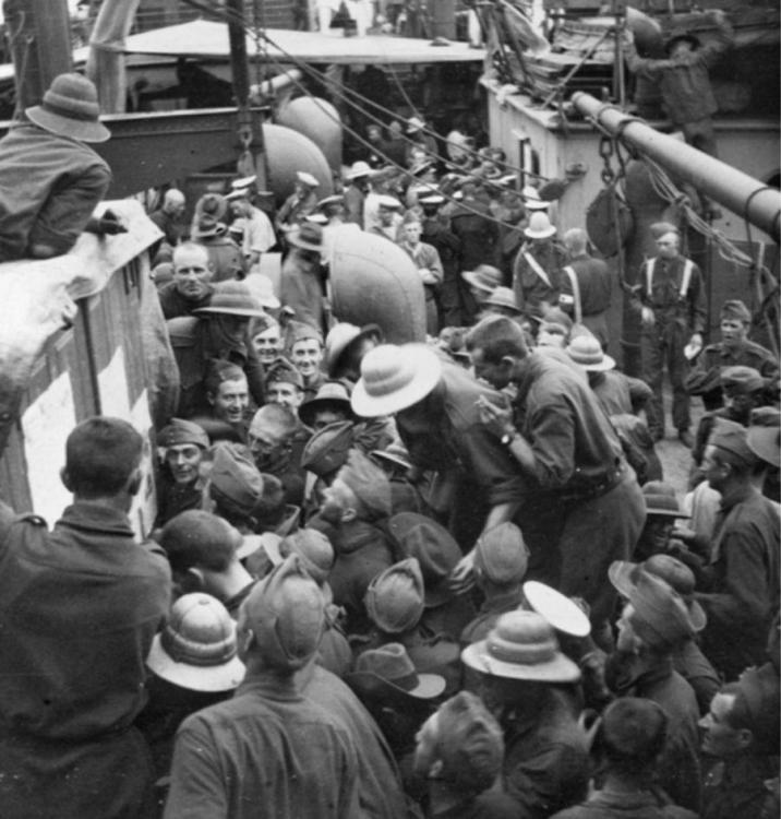 At sea, September 1914. Members of the AN&MEF crowd around the bulletin board on the troopship 'Berrima' bound for New Britain. AWM H12832.